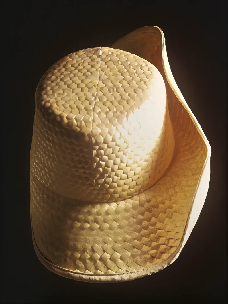 Studio illustrato di cappello da sole intrecciato con tesa asimmetrica.